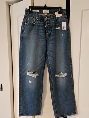Universal Thread Mid Rise 90s Baggy. Brand New. With Tags. Size 2 Short.